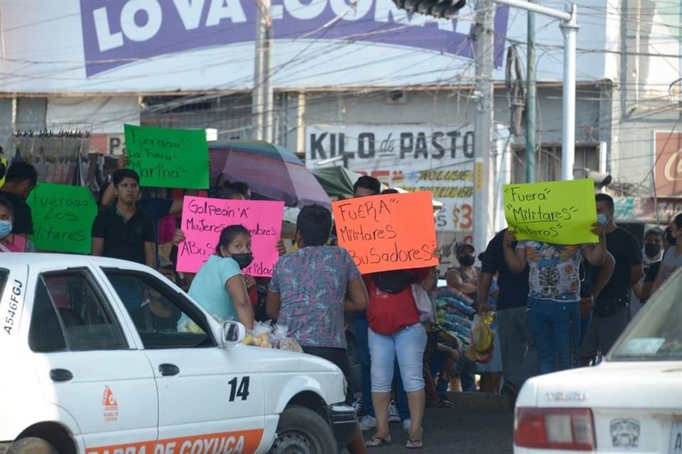 Manifestantes pidieron la salida del Ejército Mexicano del puerto de Acapulco.