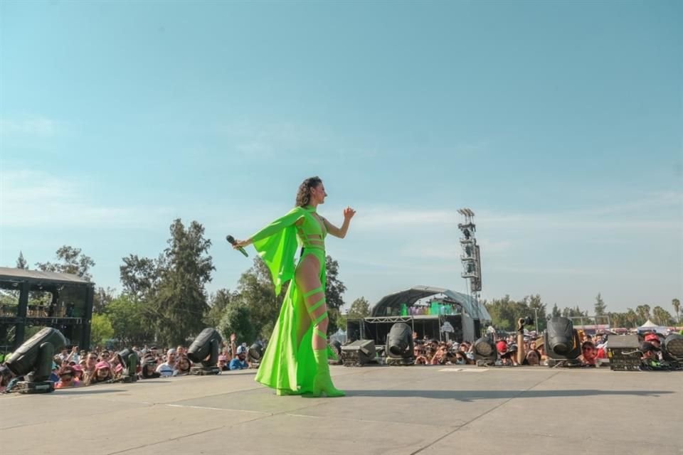 La cantante Kaia Lana fue una de las primeras artistas en presentarse en el escenario.