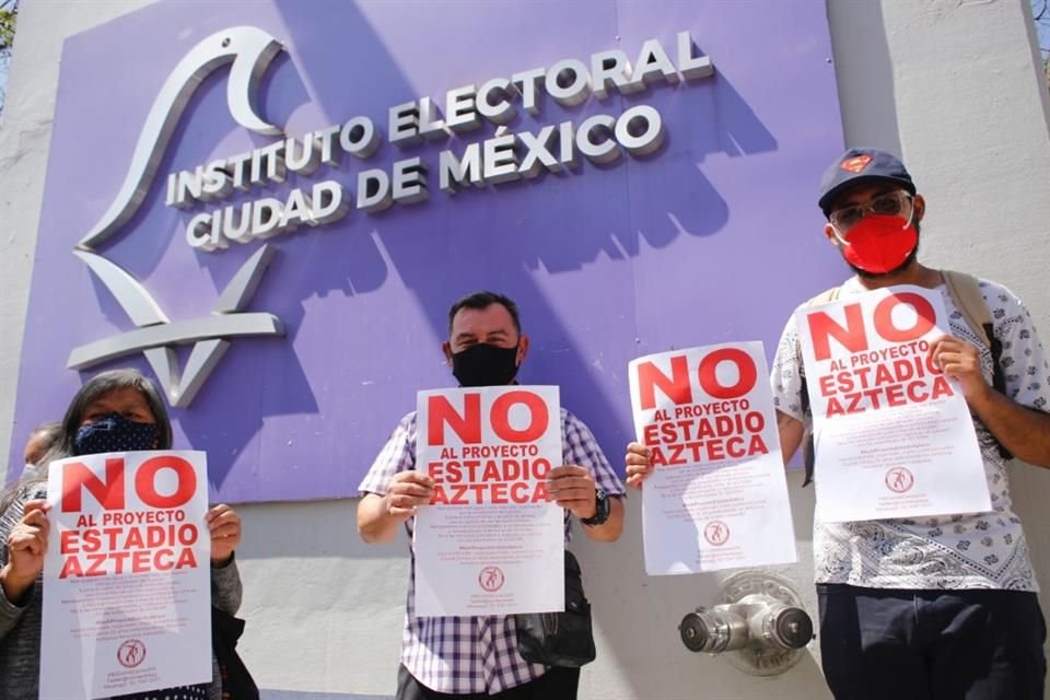 Colonos protestaron en las oficinas del IECM y solicitaron una nueva consulta para el proyecto inmobiliario Conjunto Estadio Azteca.