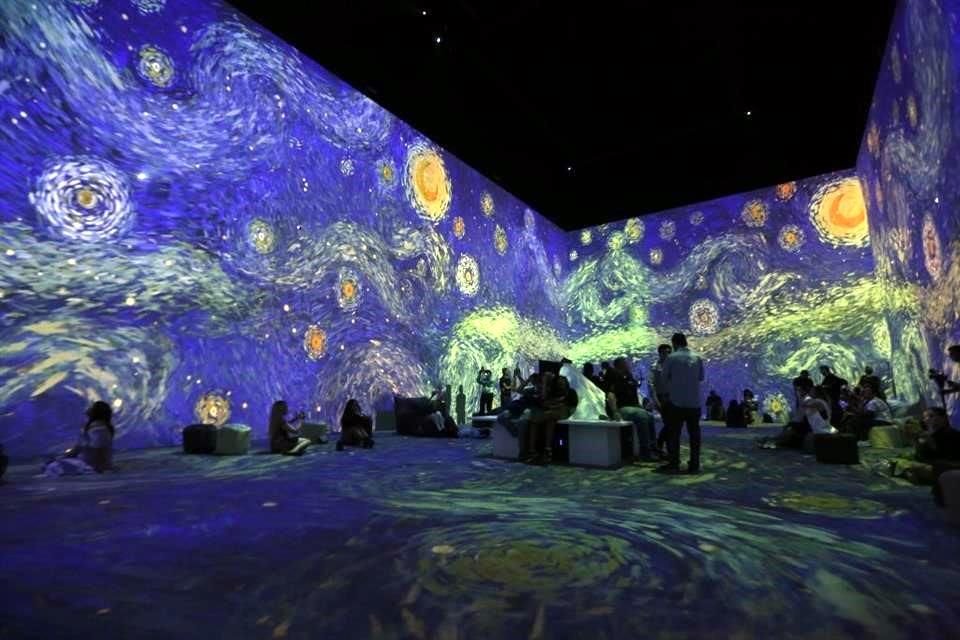 La sala inmersiva es un cubo blanco que proyecta en 360 una línea del tiempo de la obra de Van Gogh.