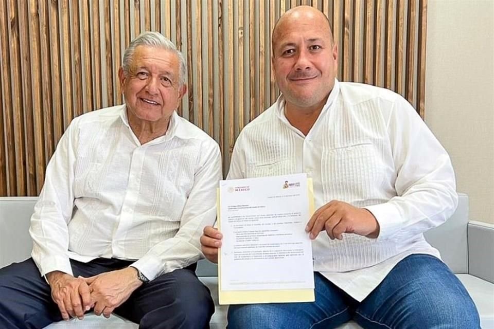 El Gobernador Enrique Alfaro posó junto al Presidente López Obrador con la carta-compromiso.