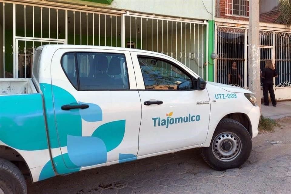 La camioneta de Control Animal acudió al Fraccionamiento El Paraíso para checar reporte de envenenamiento de perros.