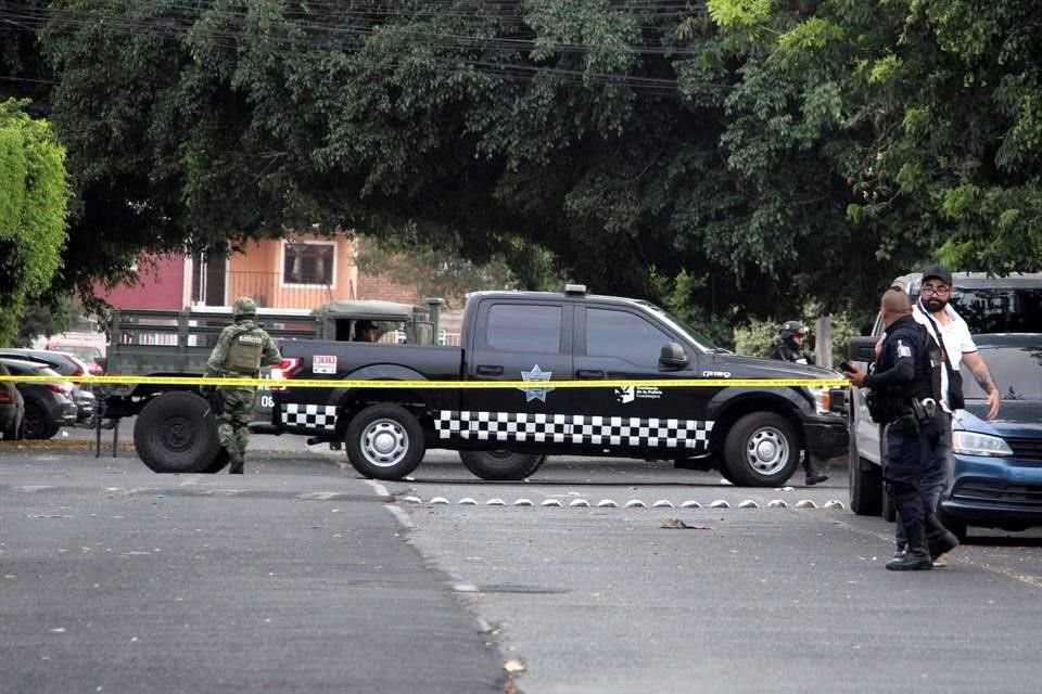 El cadáver fue abandonado en la vía pública.