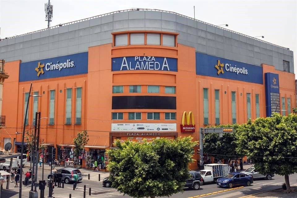 El cine Alameda (Calzada Independencia y Obregón) se transformó en una plaza comercial, donde actualmente también funciona una cadena de cines.