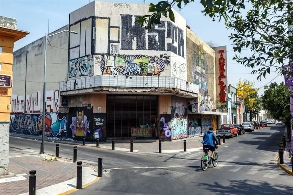 Fachada de Ex Cine Tonallan, en Nueva Galicia y Ocampo.