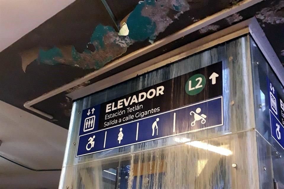 Elevador sucio y con pintura caída en Estación Tetlán, Línea 2 del Tren Ligero.