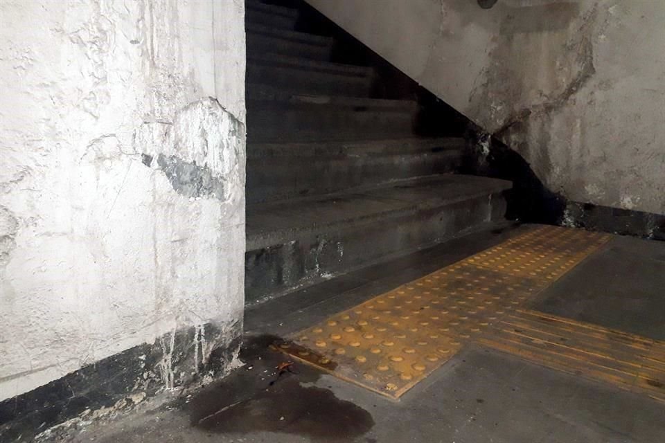 Gotera en pasillo de cambio de andén, estación La Aurora, Línea 2 del Tren Ligero