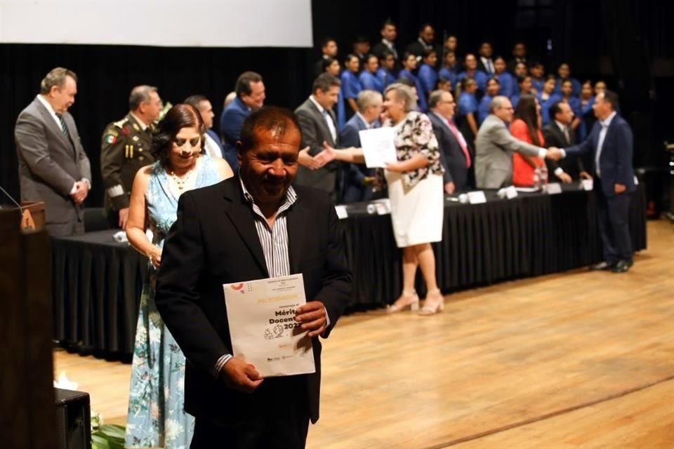 En el Teatro Degollado reconocieron por su trayectoria a mil 341 docentes de Jalisco por sus 30 y 40 años en las aulas.