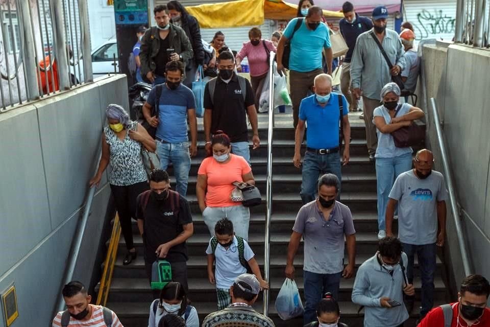 Prácticamente la totalidad del pasaje que llega en camiones a la estación Tetlán, ingresa a la L2.