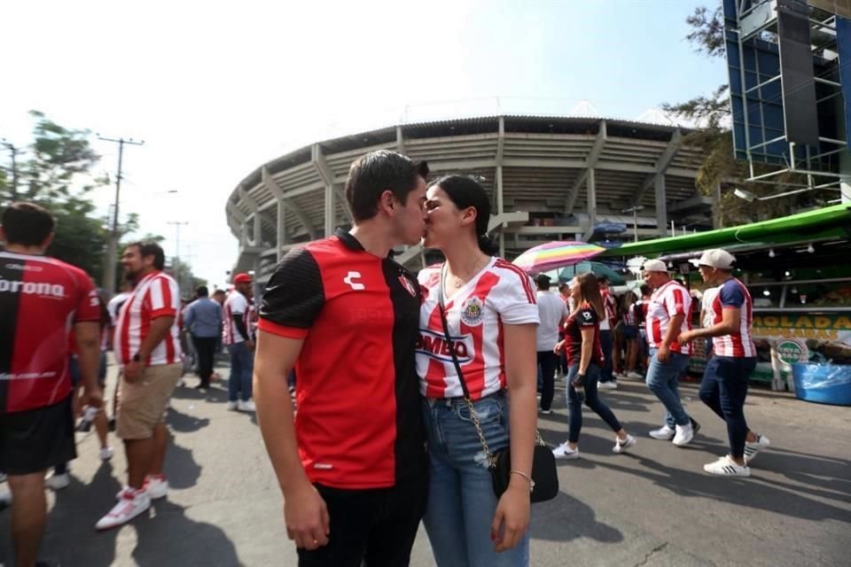 La rivalidad se queda en la cancha y no solo eso, también se puede estar enamorado a pesar de no coincidir en la afición deportiva.