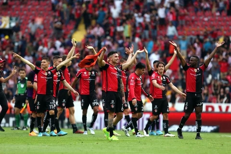 Los jugadores rojinegros celebran con todo el pase a Semifinales.
