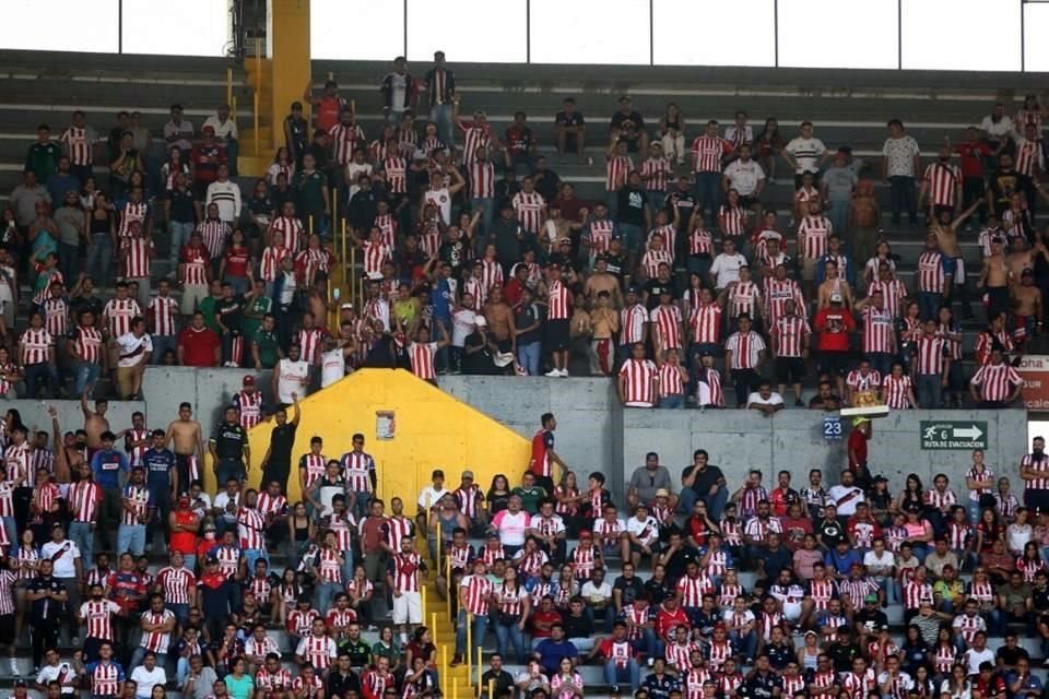 Aunque predominaron las playeras rojinegras, la afición chiva apoyó con todo a su equipo.