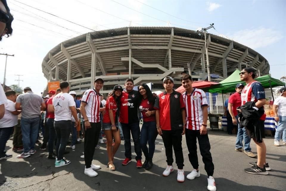 Rojinegros y rojiblancos pusieron ambiente previo al clásico.