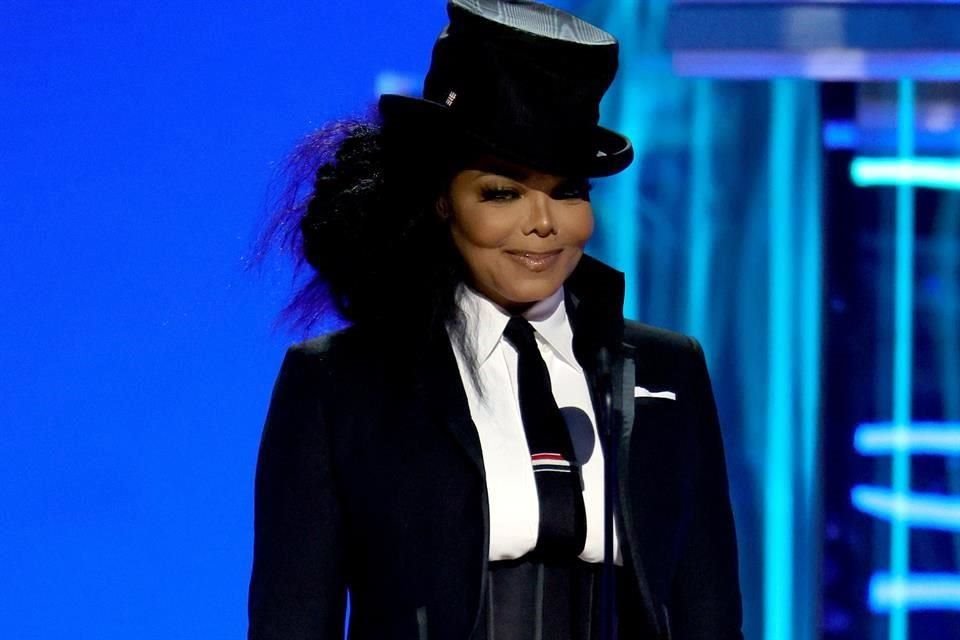 Janet Jackson sorprende de esmoquin en la ceremonia de los Billboard Music Award; entregó el Icon Award a Mary J. Blige.