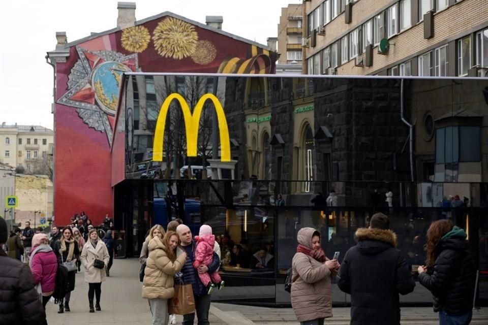 McDonald's dijo que la crisis humanitaria en Ucrania y el entorno operativo impredecible resultante significaron que ya no era sostenible operar en Rusia, 'ni es consistente con sus valores.