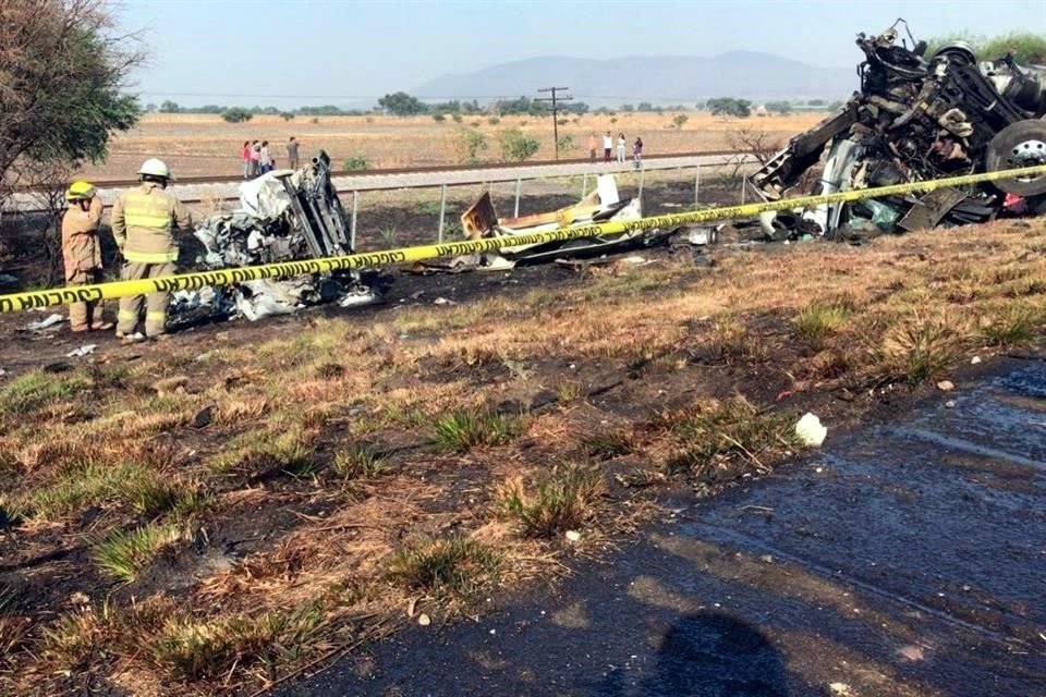 Un tráiler que transportaba productos alimenticios chocó contra una camioneta pickup en el sentido de Ocotlán hacia La Barca.