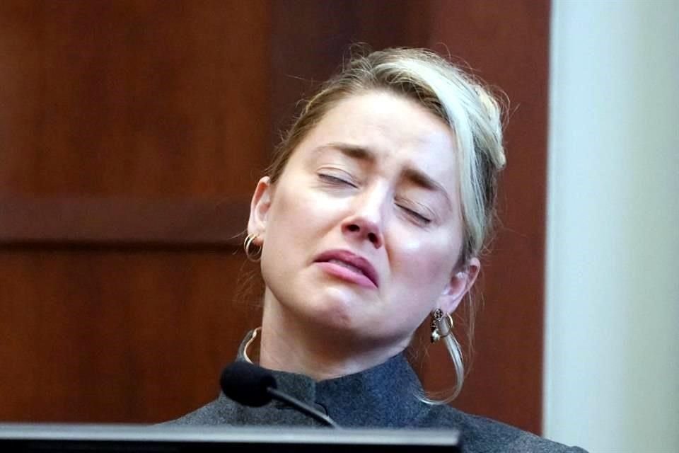 Amber Heard dijo haber temido por su vida durante su matrimonio con Johnny Depp; negó haber dejado materia fecal en su cama.