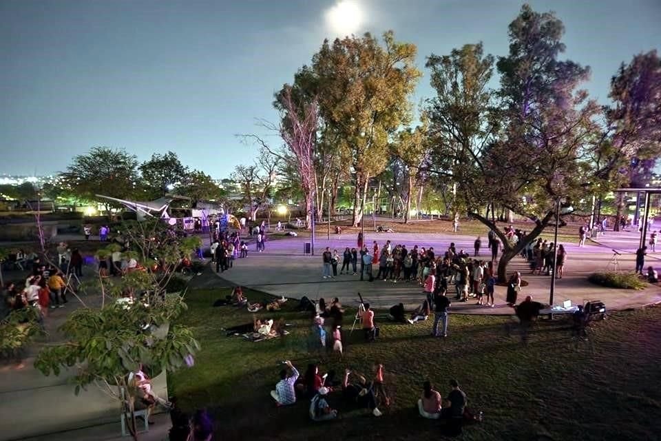 Asistentes al Planetario y Centro Interactivo de Jalisco 'Lunaria', observan el eclipse lunar.