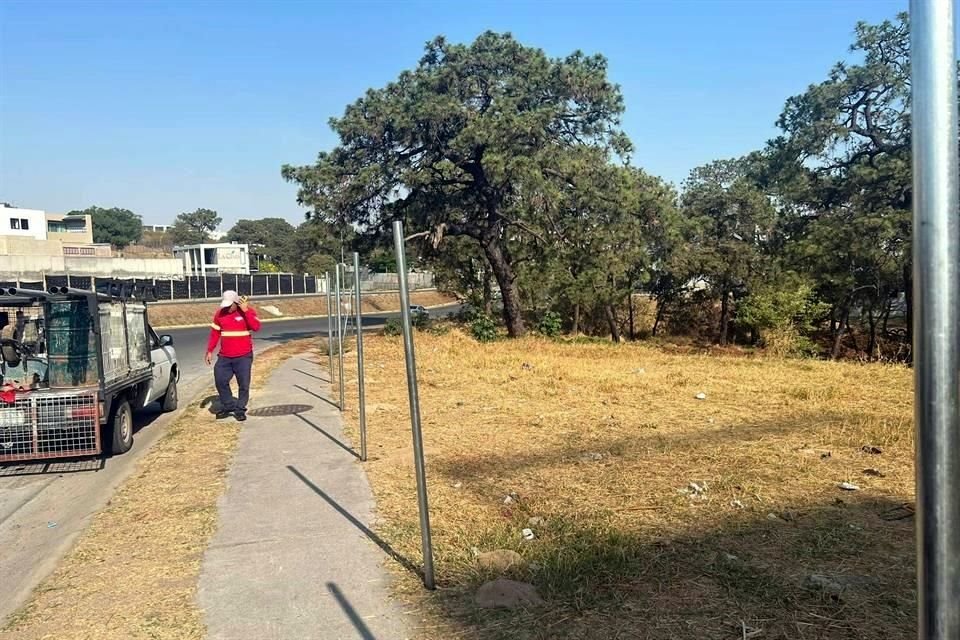 Integrantes del Comité en Defensa del Bosque Nixticuil denunciaron ayer la colocación de postes para cercar la zona.