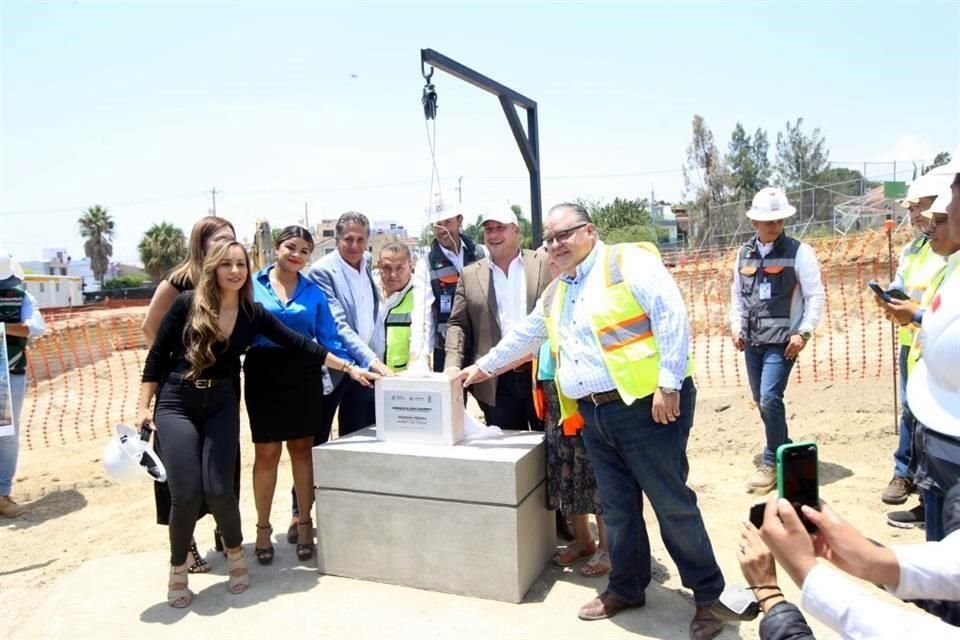 El Gobernador Enrique Alfaro puso ayer la primera piedra de la Unidad Médico Familiar 'Los Olivos', en la Colonia Colinas del Rey, en Zapopan; es la cuarta unidad de Ipejal.