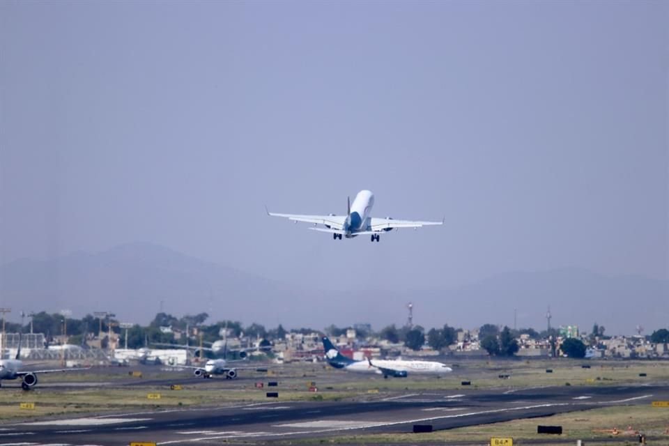 Pablo Casas, especialista aéreo, expuso que la AFAC tendría que recibir por lo menos 2 mil millones de pesos anuales para tener un buen funcionamiento y recuperar la Categoría 1 en seguridad aérea.