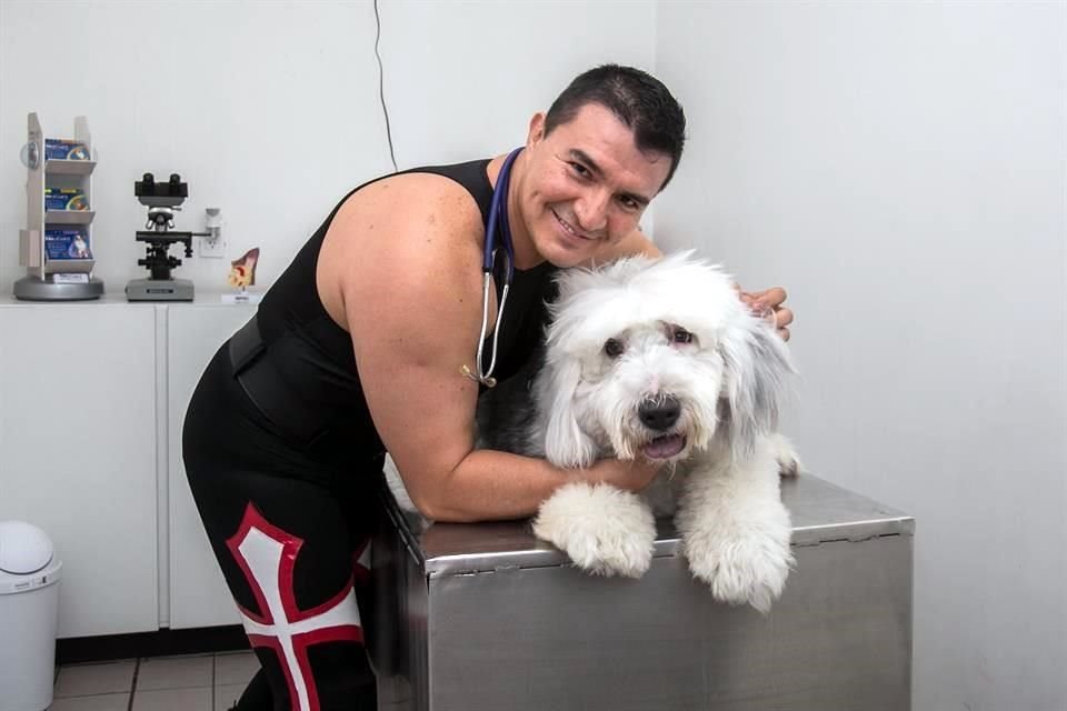 Maléfico contó que el ex promotor de lucha libre, Julián Sánchez, le ayudó a terminar su carrera y poner su negocio.