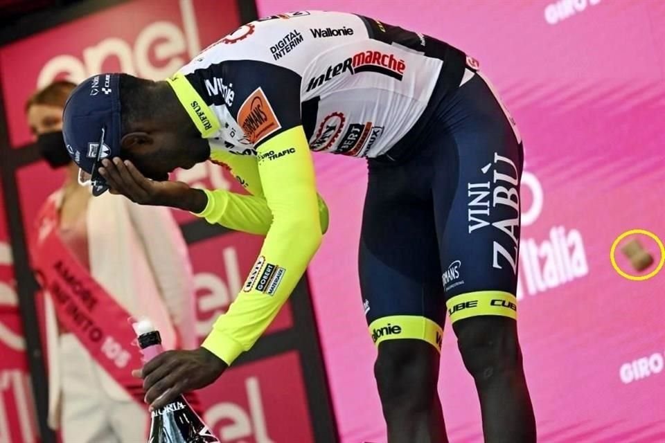 Biniam Girmay intentó abrir la botella de champagne y el corcho se impactó en su ojo.