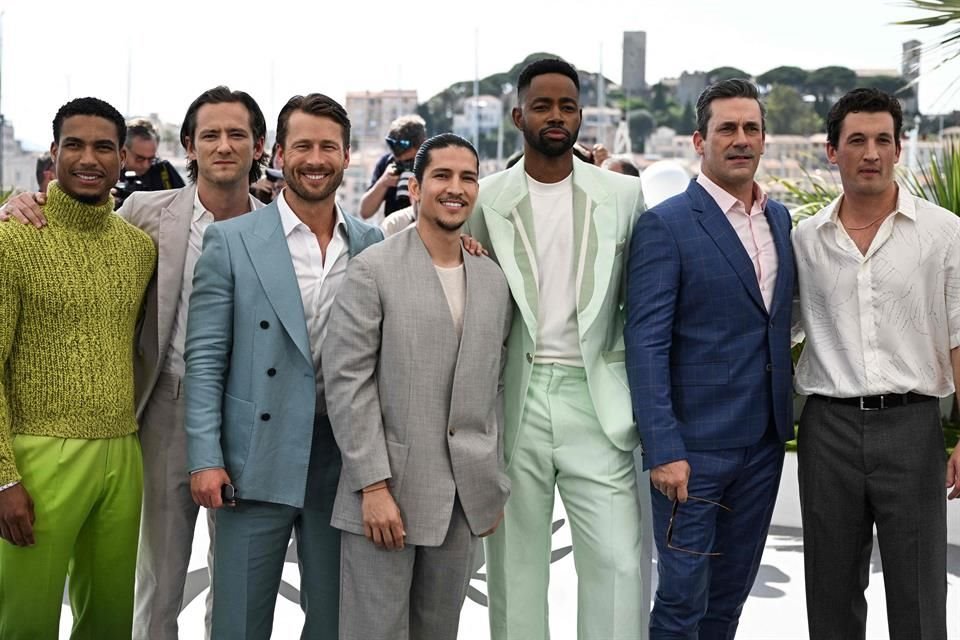 El elenco de 'Top Gun', conformado por: Greg Tarzan Davis, Lewis Pullman, Glen Powell, Danny Ramirez, Jay Ellis, Jon Hamm y Miles Teller, tampoco faltó al evento.