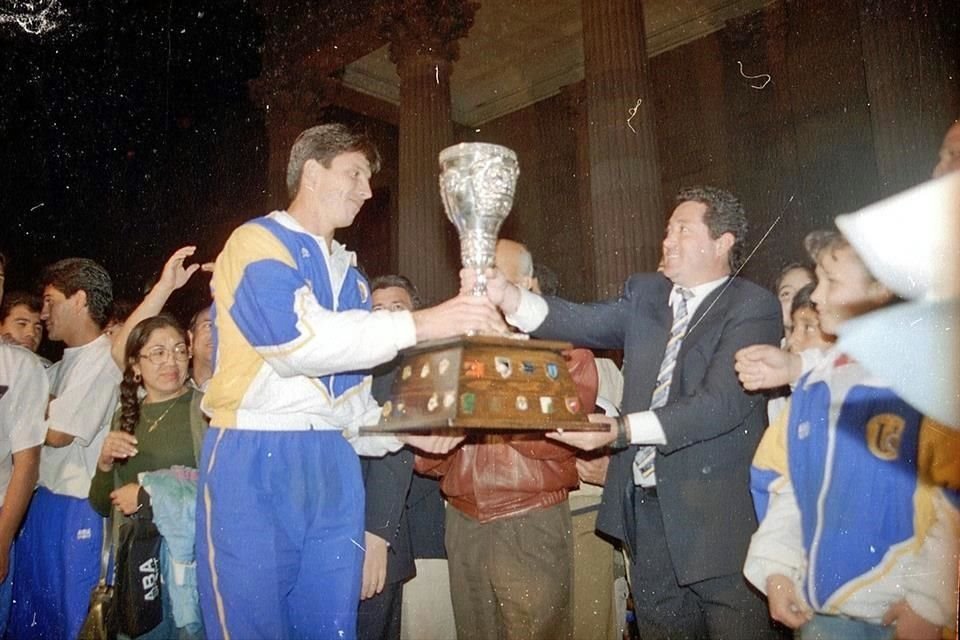 Los Tigres celebraron en la Macroplaza tras ser campeones de Copa de la Temporada 1995-96, en la que vencieron al Atlas en la Final.