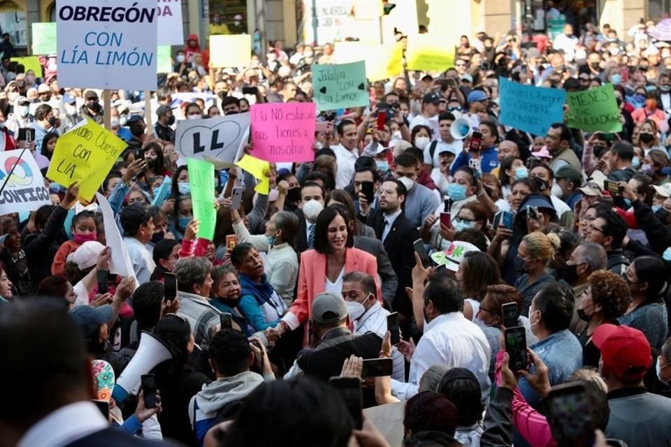 Lía Limón llegó a Donceles acompañada de decenas de simpatizantes y se retiró de manera discreta.