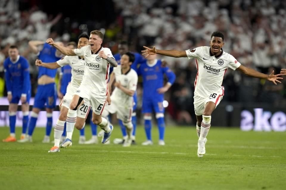 Los alemanes levantan su segunda corona europea.
