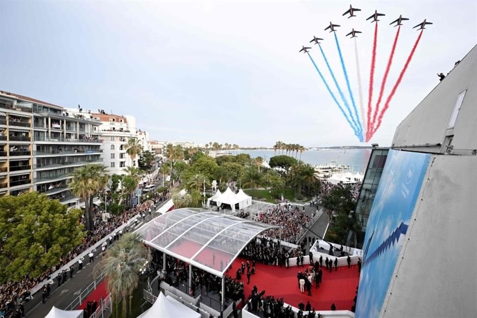 Los aviones de la Patrulla Acrobática de Francia tiñeron el cielo con los colores de la bandera francesa.