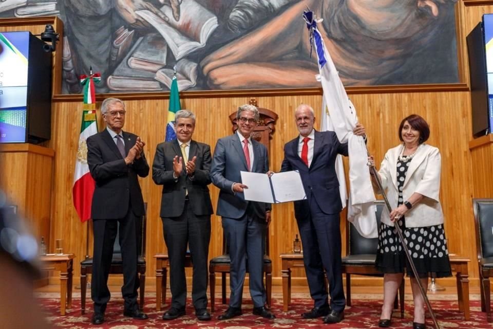 La Feria Internacional del Libro de Guadalajara recibió esta tarde la Medalla de la Orden de Río Branco que otorga el Gobierno de Brasil.