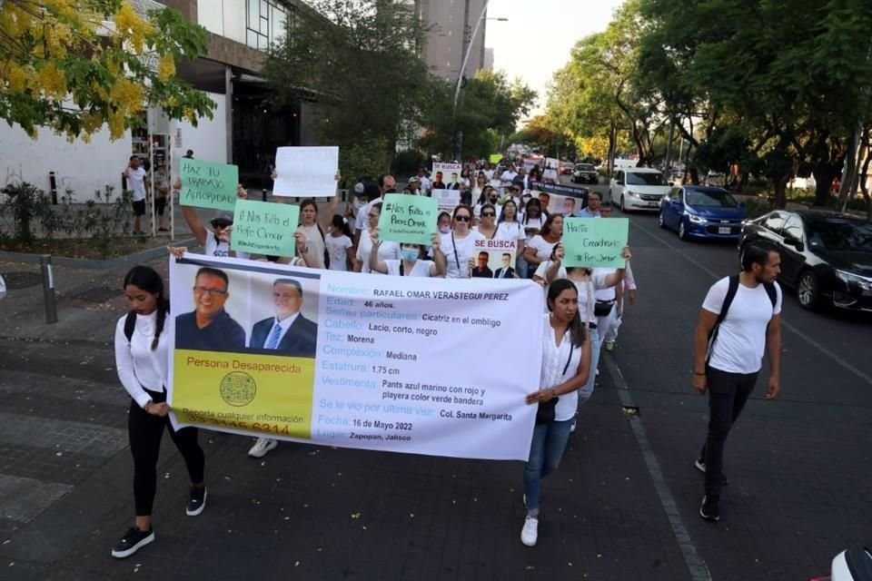 Familiares, alumnos y hasta ex alumnos de Rafael Omar Verástegui Pérez tomaron la Glorieta de Las y Los Desaparecidos para exigir su presentación con vida.