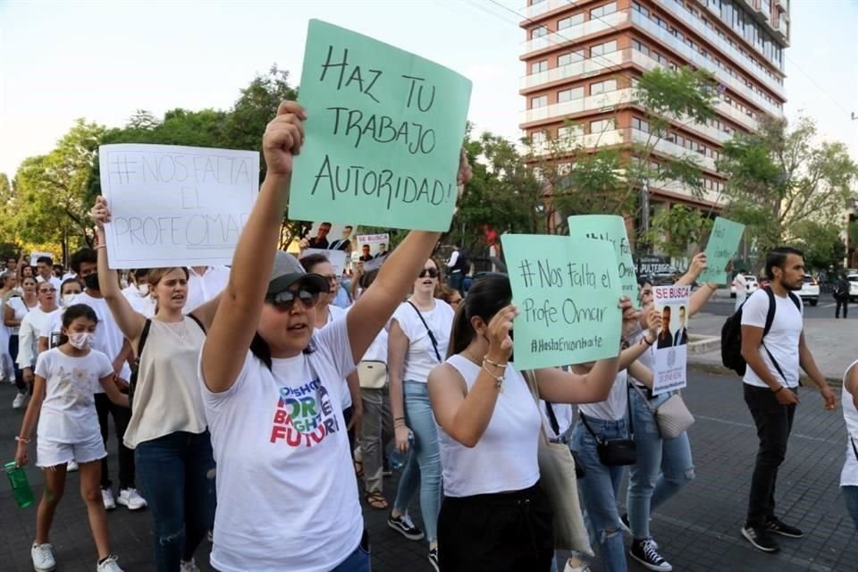 Con diferentes consignas escritas en cartulinas demandaron a la autoridad acciones ante la crisis de desaparecidos en Jalisco.