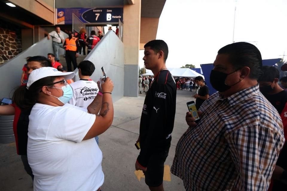 Como ha sido tradición, los fans de último momento cumplieron con el requisito de activar su Fan ID para ingresar al Jalisco.