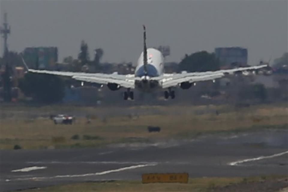 En medio del caos por el que atraviesa el Aeropuerto de la CDMX ahora será cerrada cinco días una de sus dos pistas por mantenimiento.