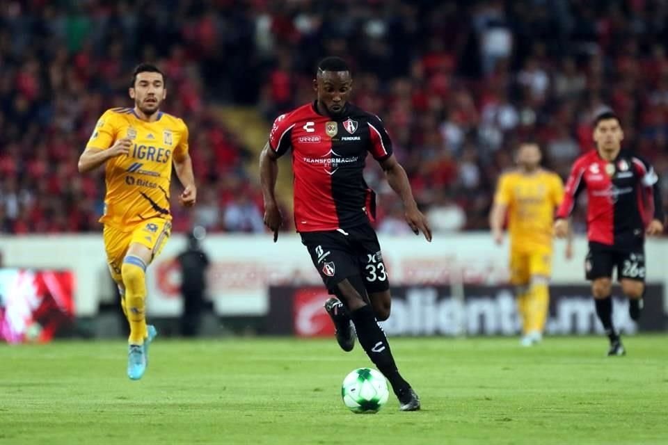Julián Quiñones marcó el tercer tanto con un golazo que levantó a la afición en el Jalisco.