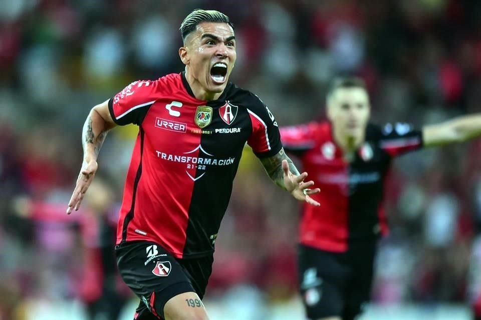 Luis Reyes tomó un rebote y se animó con un zurdazo que dejó sin posibilidades a Nahuel.