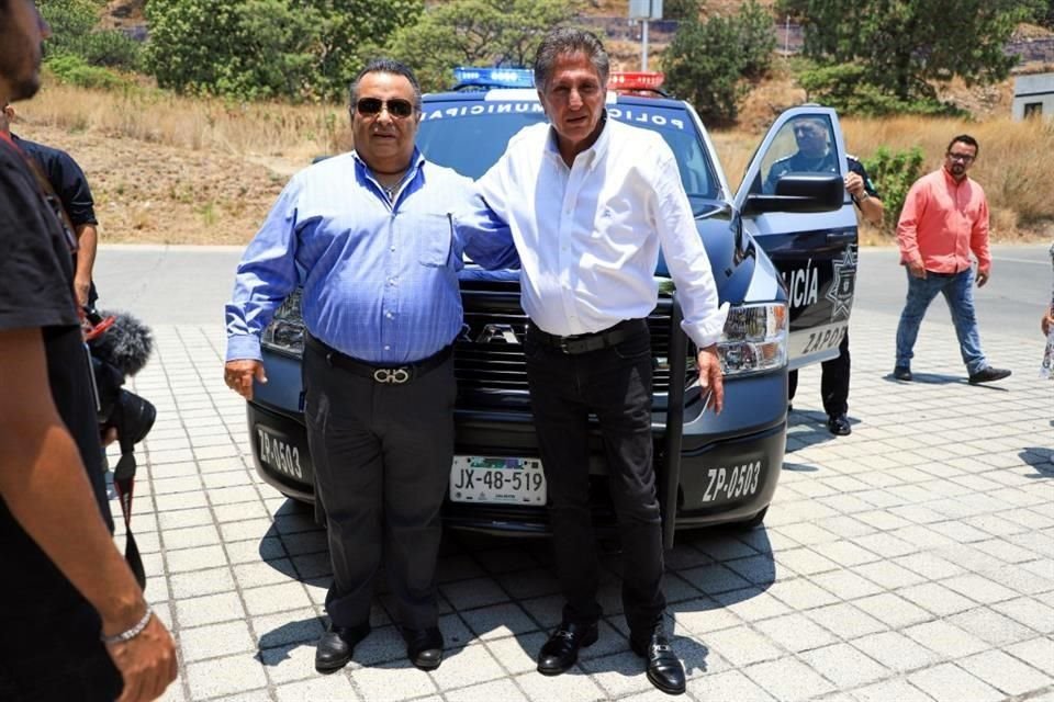 Vecinos del Condominio Ayamonte donan una patrulla al Gobierno de Zapopan.