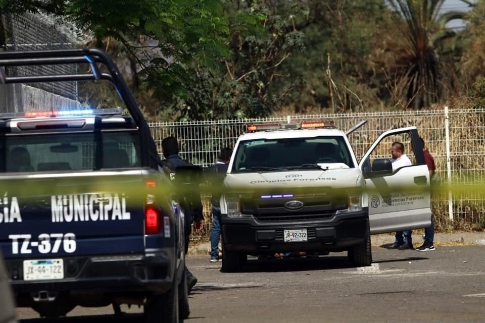 Con marcas de golpes en el rostro, manchas de sangre y semidesnudo fue hallado un cadáver en el Fraccionamiento Nova Terra, en Tlajomulco.