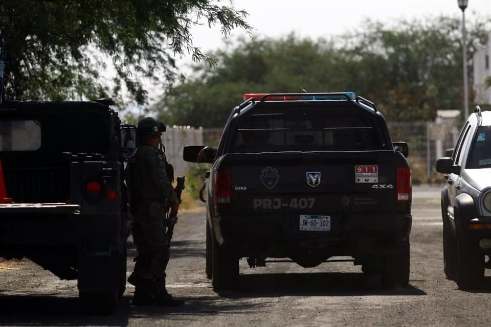 El sitio donde fue encontrado el cadáver es en una calle cerrada que da hacia un predio que está cercado.