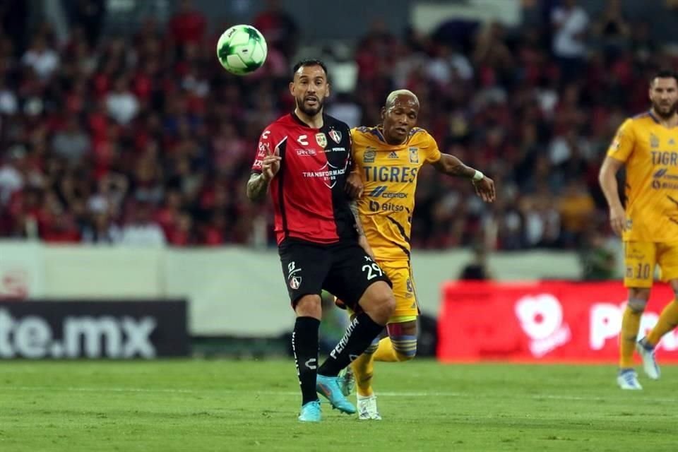 Tras la goleada a Tigres en el Estadio Jalisco, el atlista Emanuel Aguilera destaca que el equipo no debe subestimar a los felinos.