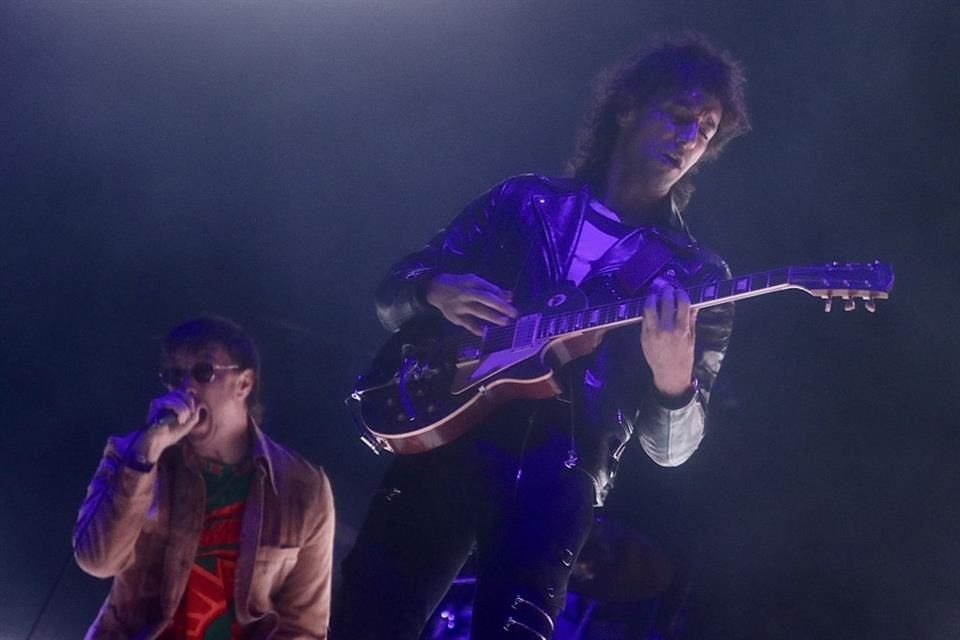 Se rinden 53 mil fanáticos ante The Strokes durante su show en el Foro Sol.