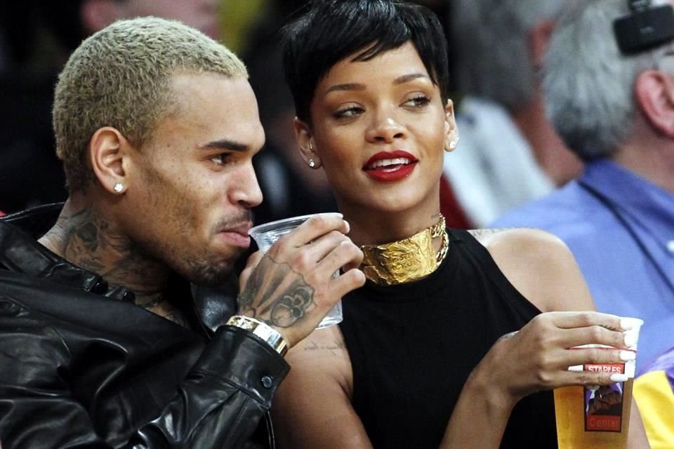 Rihanna se convirtió en madre y la cantante recibió felicitaciones de Chris Brown, quien fue su pareja y con quien vivió violencia física.