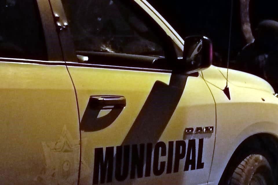 Patrullas de Tizapán El Alto luego de que agredieron unidad del director de la Policía.
