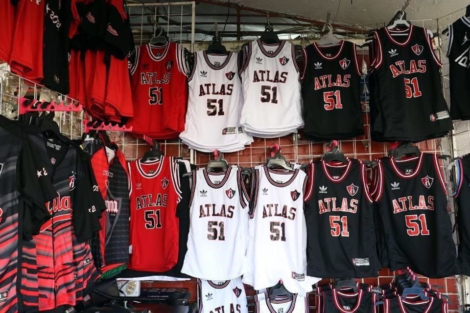 Locales de San Juan de Dios ofrecen playeras del Atlas con estilo del legendario jersey de los Toros de Chicago.