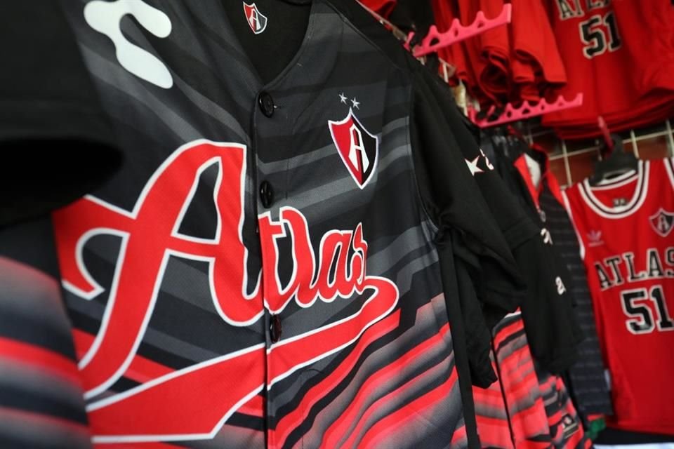 Locales de San Juan de Dios ofrecen franelas del beisbol del Atlas.