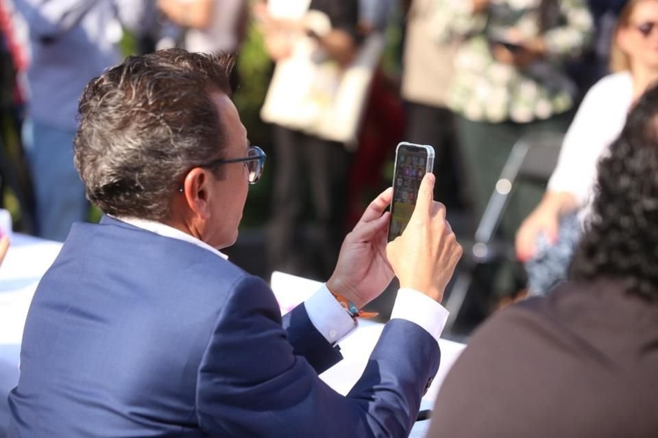 El martes, cuando se presentó la Red Jalisco en el Paseo Alcalde, Pablo Lemus hizo pruebas con su celular.