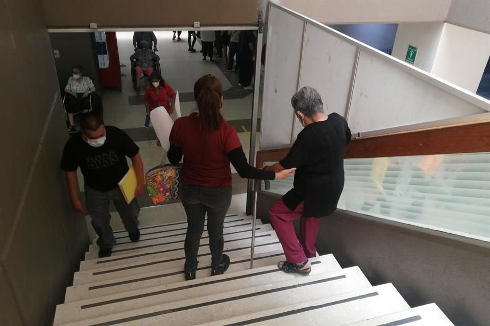 Adultos mayores y personas con alguna discapacidad son los más afectados por el elevador fuera de servicio en la Clínica 48 del IMSS.